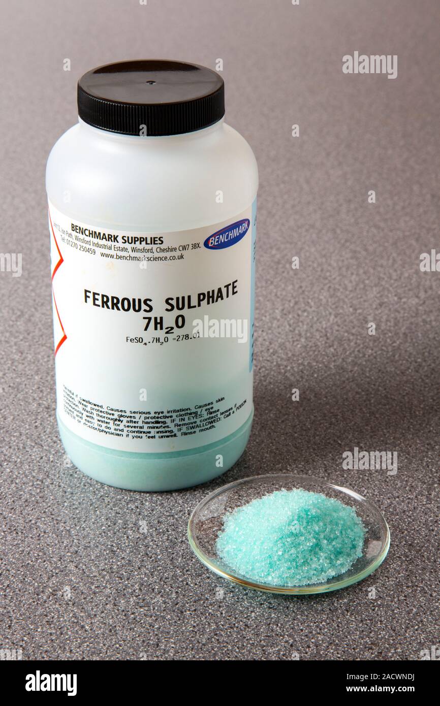 Cristales de sulfato ferroso. Esta sal de hierro puede ser utilizada  medicinalmente para tratar una deficiencia de hierro. También se utiliza  como colorante en tinta y colorantes, en horticu Fotografía de stock -