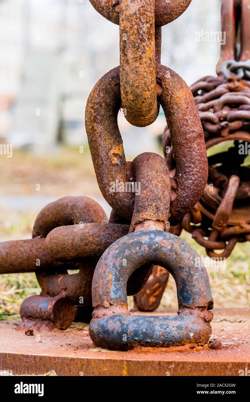 Una cadena de hierro oxidado Fotografía de stock - Alamy