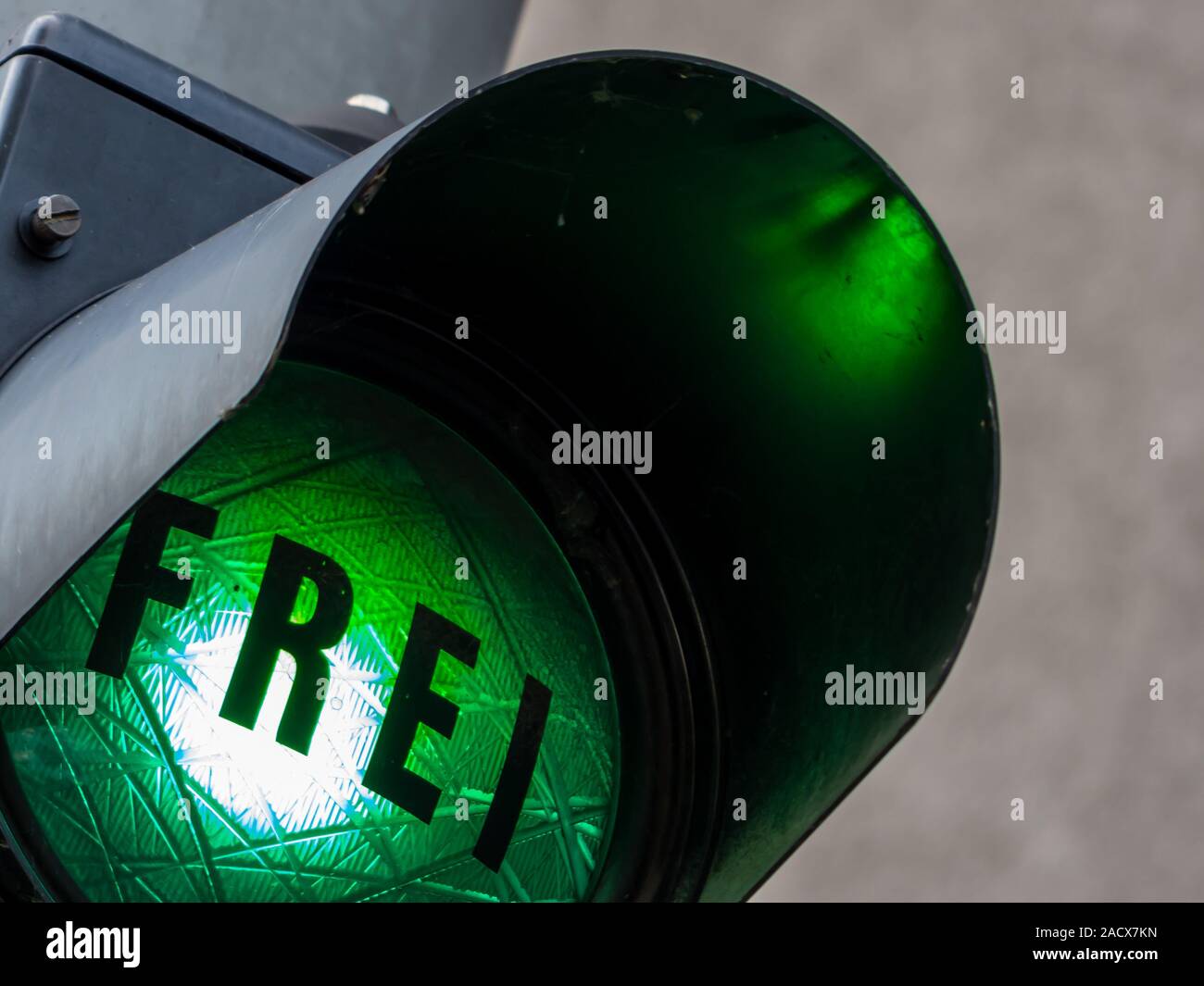 Luz verde para un estacionamiento de varios pisos Foto de stock