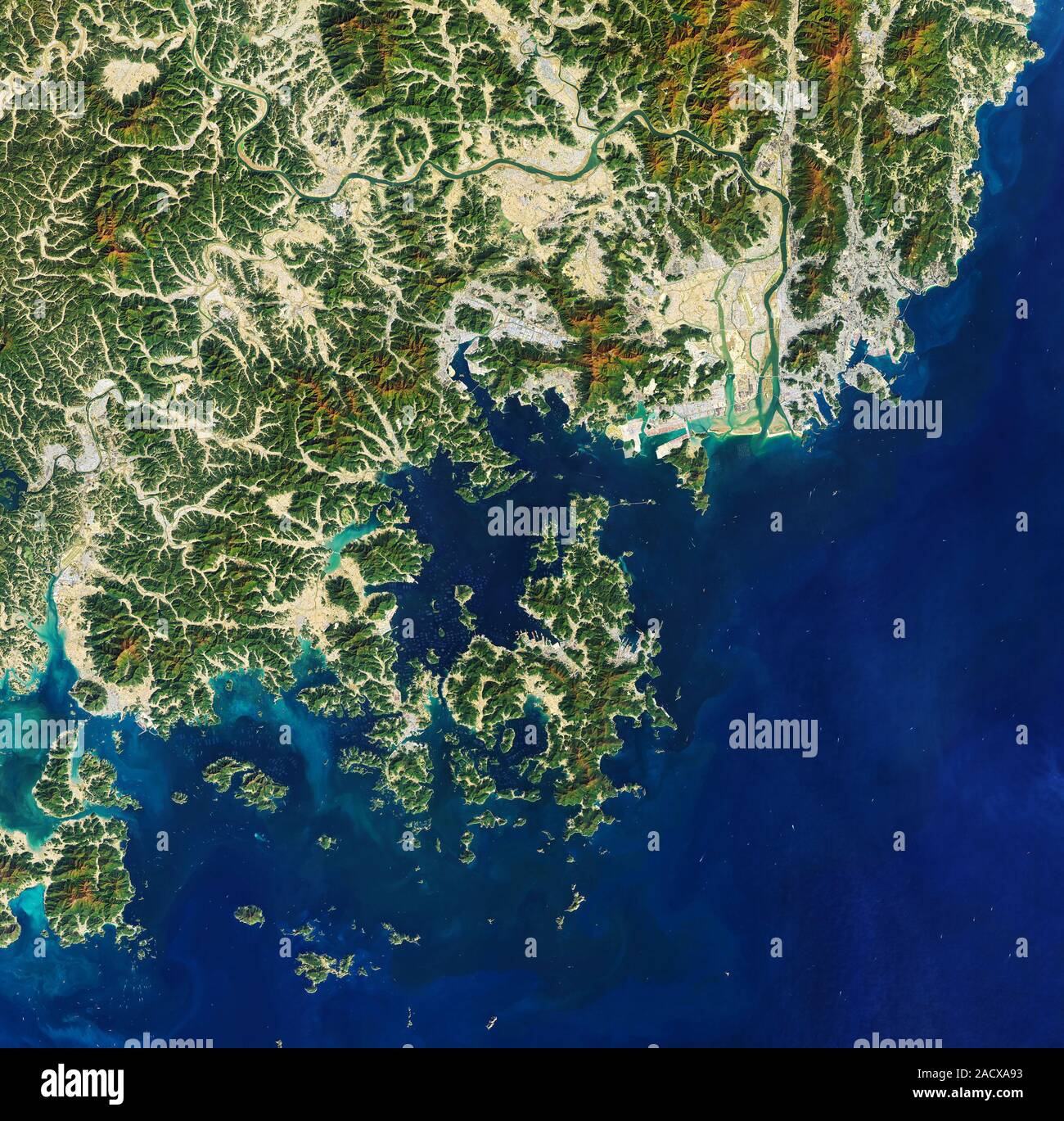 Imagen de satélite de la NASA la Tierra desde el espacio de litoral en Tongyeong, Corea del Sur, Asia Foto de stock