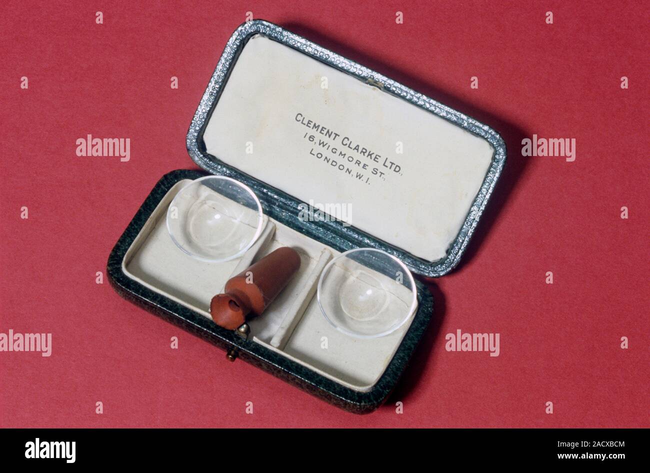 Par de lentes de contacto de plástico, que datan de alrededor de 1930.  Completa con funda y goma de succión dosificador, fueron realizados por el  fabricante de lentes en inglés Fotografía de