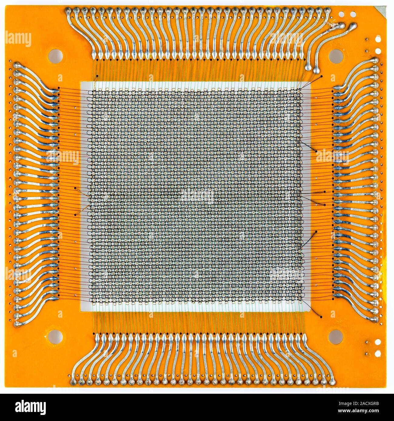 Placa de memoria de núcleo magnético de una computadora central  Honeywell-Bull construido en 1968. Utiliza toroids magnéticas diminutas ( anillos), los núcleos, a través del cual los cables Fotografía de stock -  Alamy