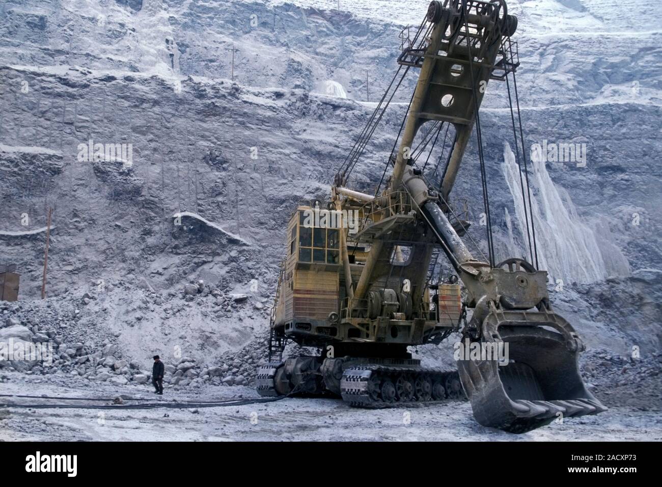 Estar confundido Astrolabio cajón Excavadora y minero en Mirny (Mir) Diamond Mine, Siberia oriental, Rusia. Mirny  mina es una antigua mina de diamantes a cielo abierto, que empezó a  funcionar en 1957 Fotografía de stock - Alamy
