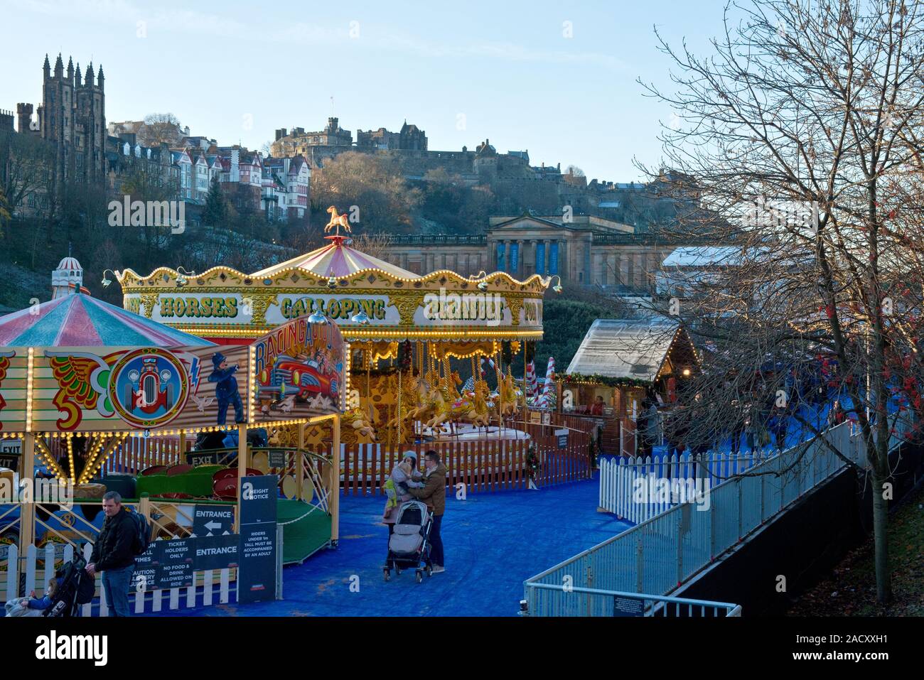 El Castillo de Edimburgo, el Mercado de Navidad y justo. Carrusel y mercado en primer plano. Escocia Foto de stock