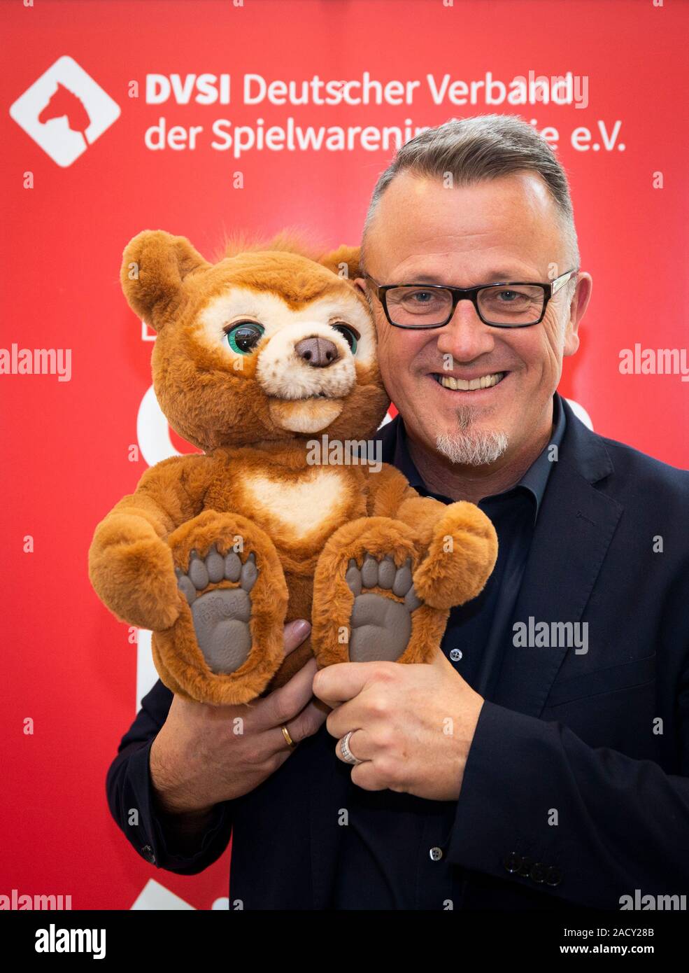 Nuremberg, Alemania. 03Rd Dec, 2019. Ulrich Brobeil, Director Gerente de la  Asociación Alemana de la Industria del Juguete (DVSI), sostiene de Hasbro  Interactive peluche Cubby real en sus manos durante la conferencia