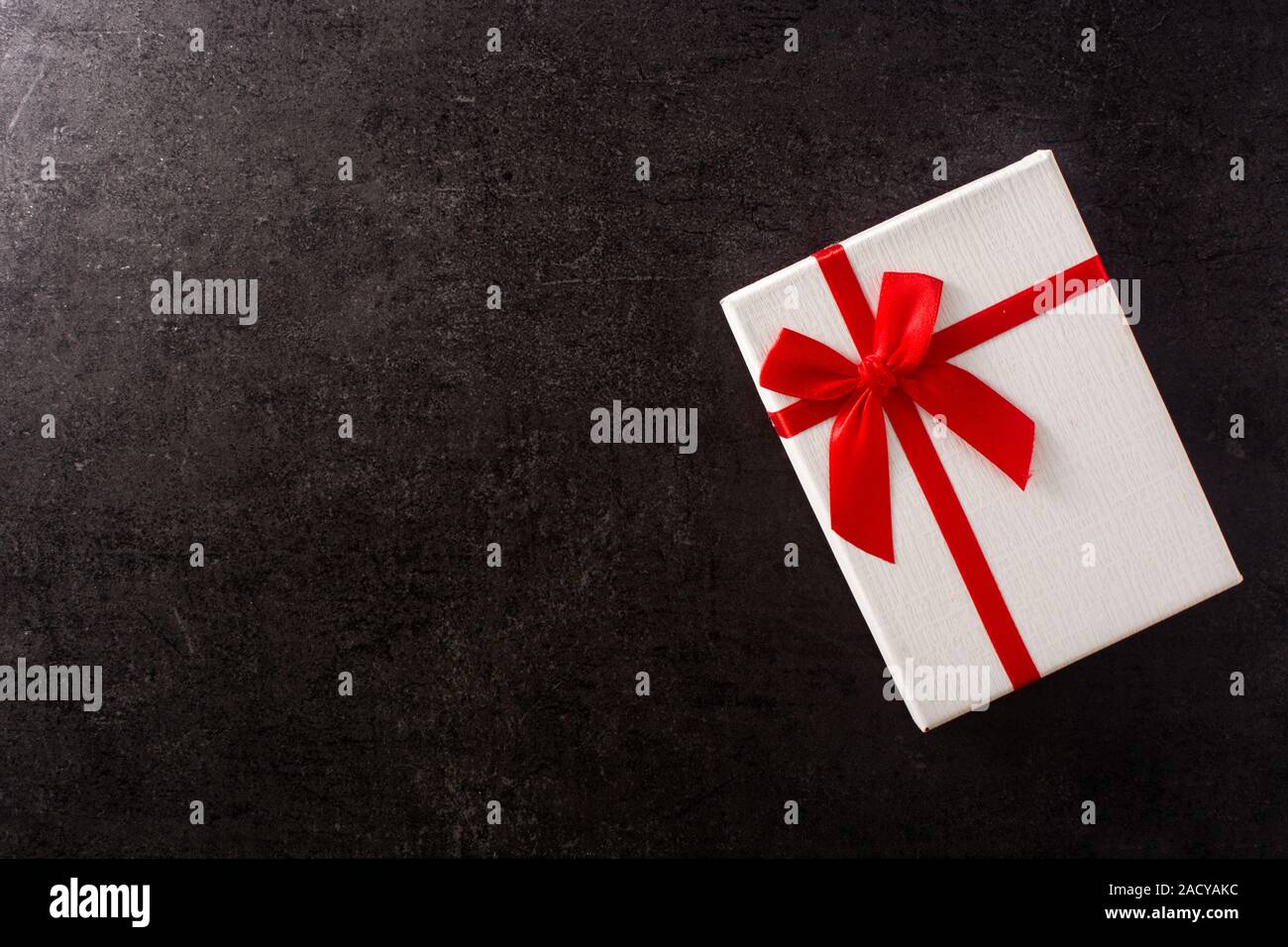 Caja de regalo y decoración de sobres de papel rojo sobre fondo negro.  Espacio de copia Fotografía de stock - Alamy