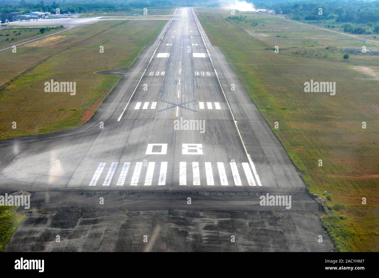 Cayena aeropuerto. Vista aérea de la pista de aterrizaje en el