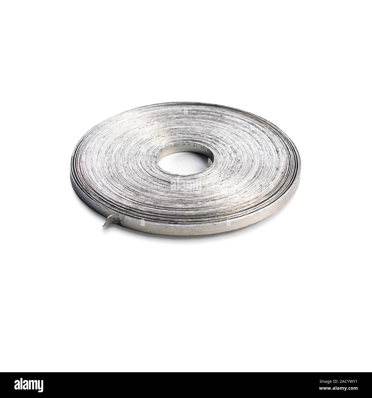 Una bobina de cinta de magnesio. El magnesio es un metal de tierra  alcalina, con número atómico 12 y símbolo de Mg. Tiene un aspecto brillante  y lustroso que adormezca Fotografía de