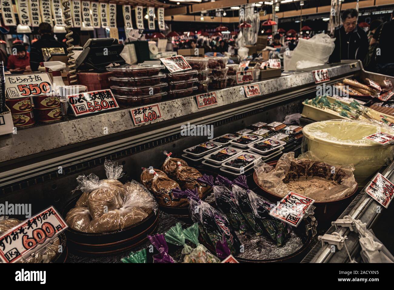 Típicos productos japoneses en el mercado de alimentos en Kanazawa, Japón. Foto de stock