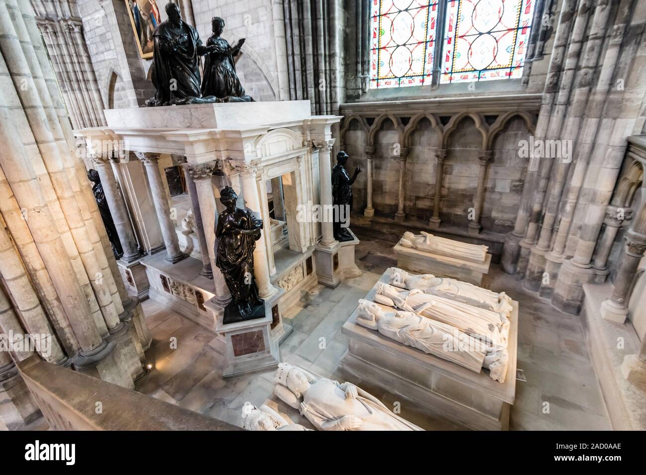 La tumba de Enrique II y Catalina de Médicis y esculturas yacentes de los reyes de Francia en la Catedral Basílica de Saint-Denis Foto de stock