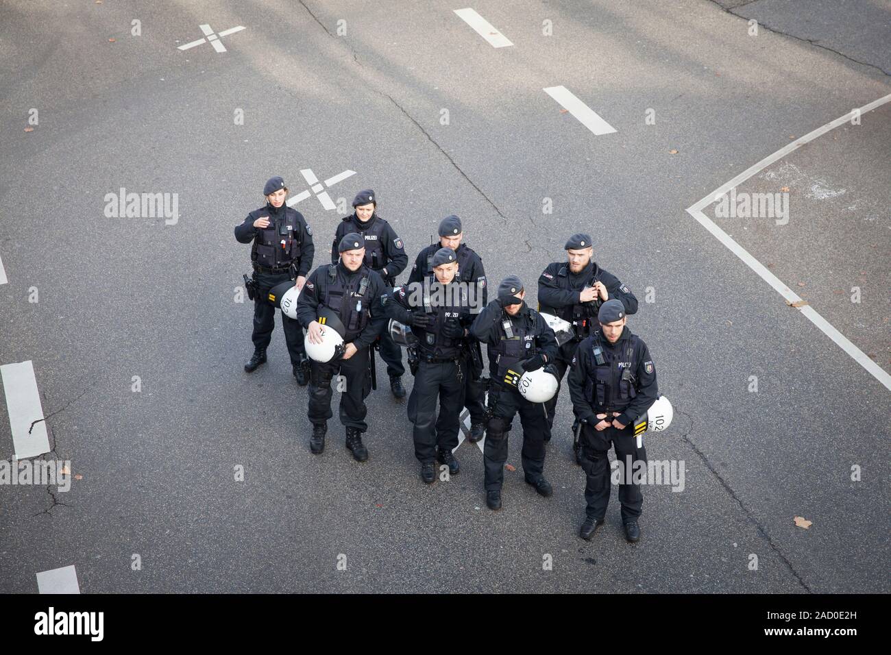 Noviembre 29, 2019 - Colonia, Alemania. La policía en el viernes para el clima futuro huelga. 4º día de acción global iniciada por jóvenes pidiendo Foto de stock