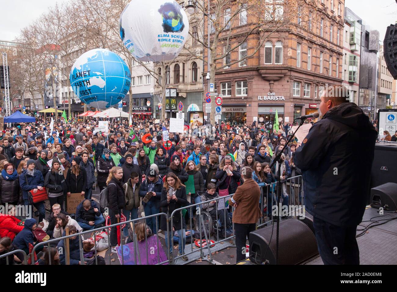Noviembre 29, 2019 - Colonia, Alemania. Viernes huelga para el clima futuro. 4º día de acción global iniciada por jóvenes pidiendo un radical chan Foto de stock