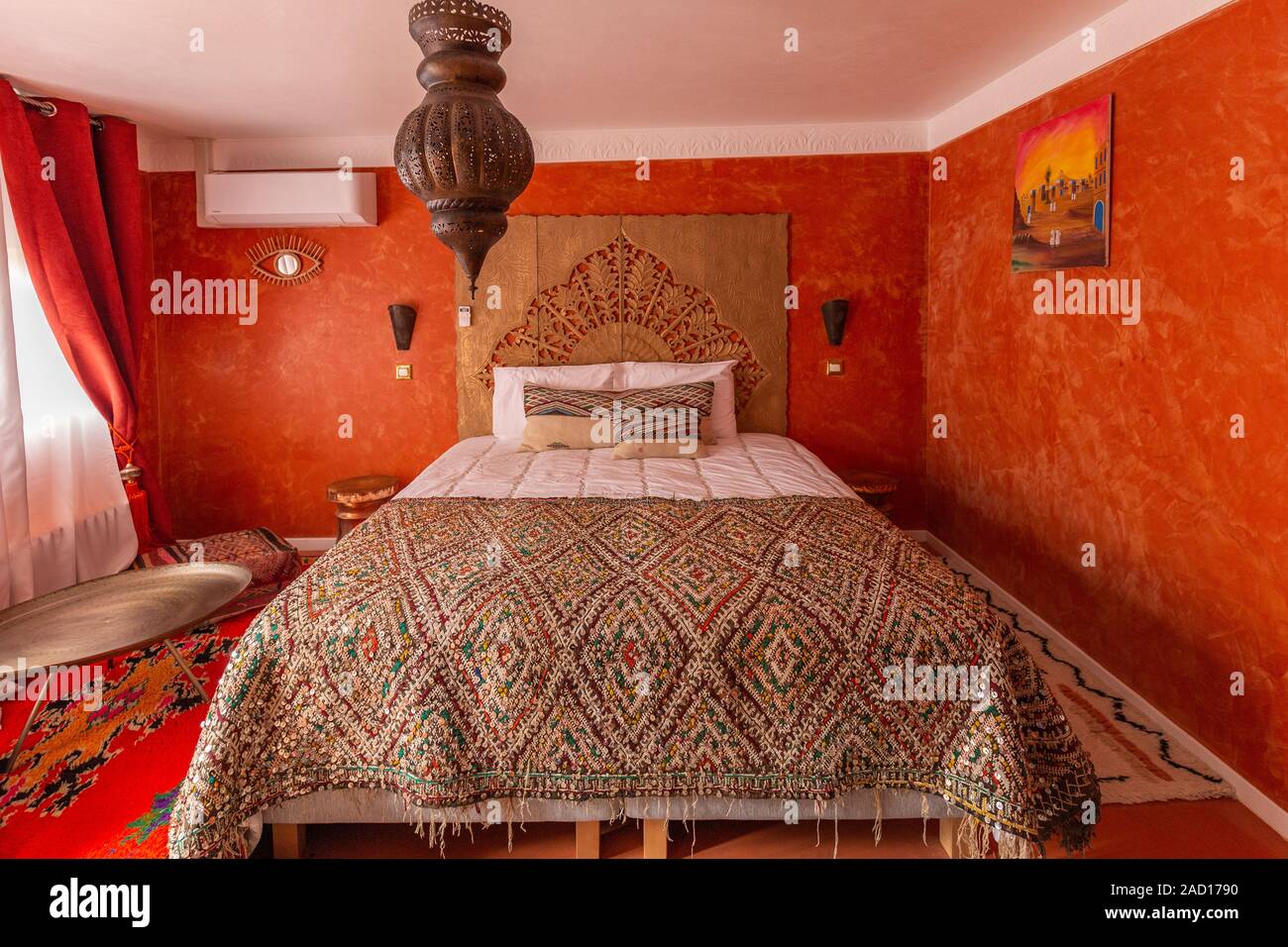 Hermoso diseño de interiores orientales de un dormitorio con cama de  matrimonio, muebles de madera y bedboard Fotografía de stock - Alamy