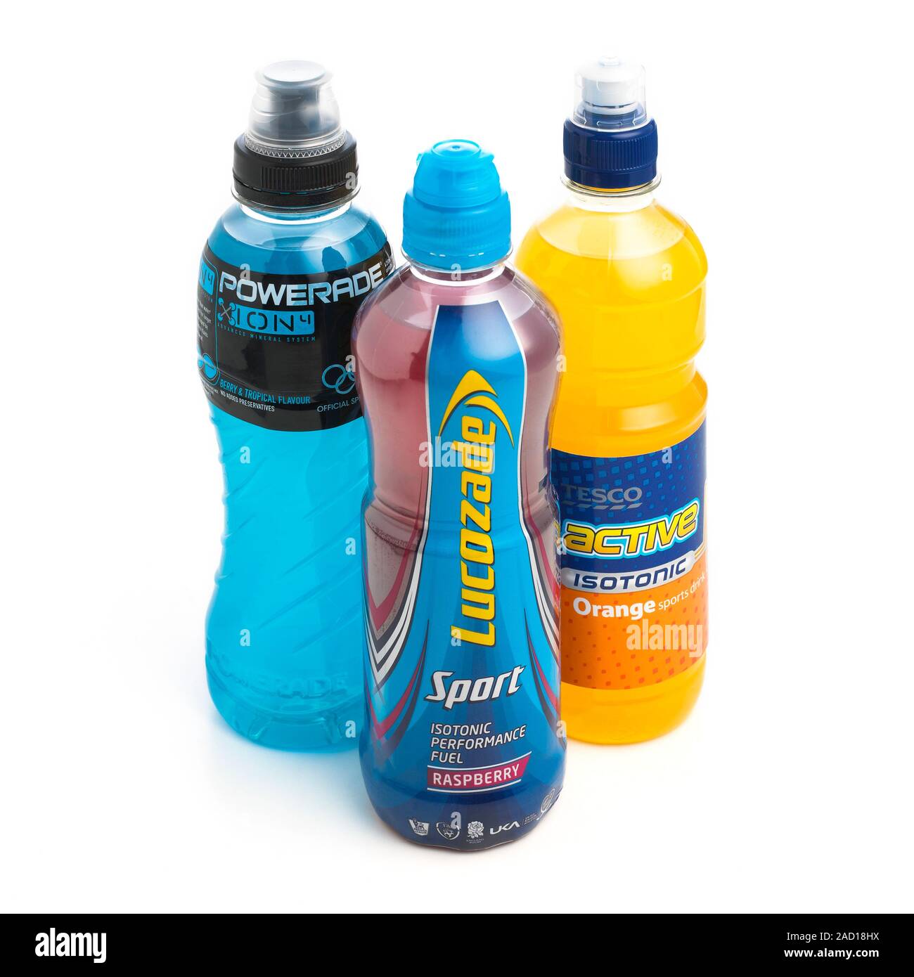 Las bebidas para deportistas. Tres botellas que contienen bebidas  deportivas isotónicas. Estas son las bebidas a base de agua que contienen  azúcares y sal, además de los colorantes y Fotografía de stock -