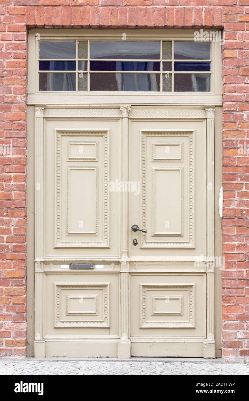 Puertas antiguas de madera recién pintada Fotografía de stock - Alamy