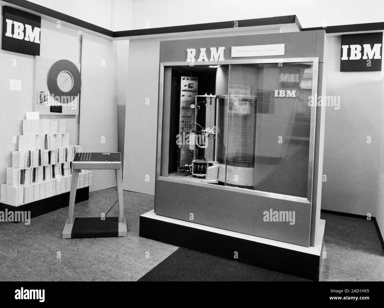 Unidad de duro IBM RAMAC. Museo de la unidad de disco y el equipo en el IBM RAMAC (Método de acceso aleatorio de contabilidad y Contr Fotografía de