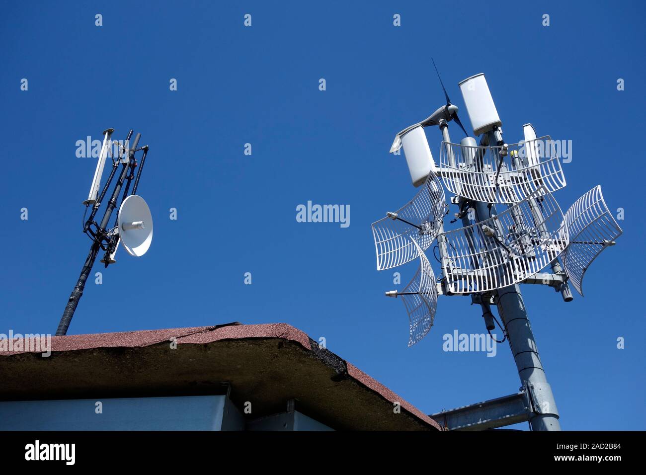 Antenas WiFi de largo alcance. WiFi (o Wi-Fi) es un equipo inalámbrico de  red de área local, la tecnología que permite a dispositivos electrónicos a  la red utilizando radi Fotografía de stock 