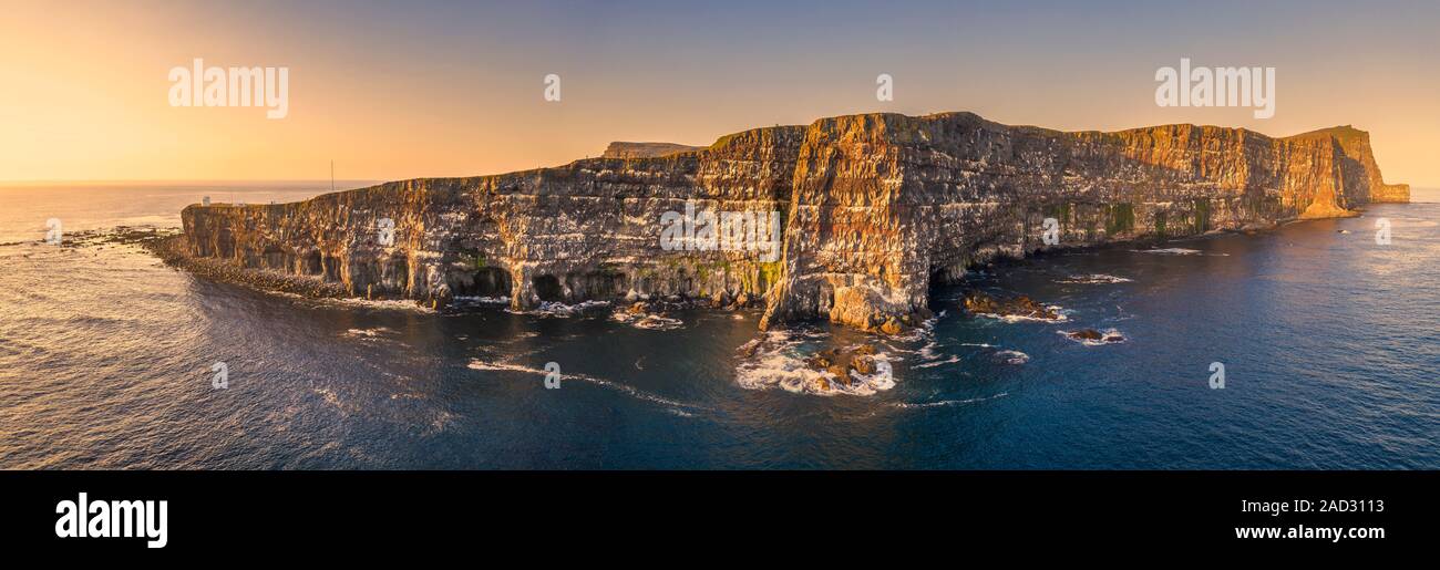 Acantilados de Latrabjarg, Westfjords, Islandia Foto de stock