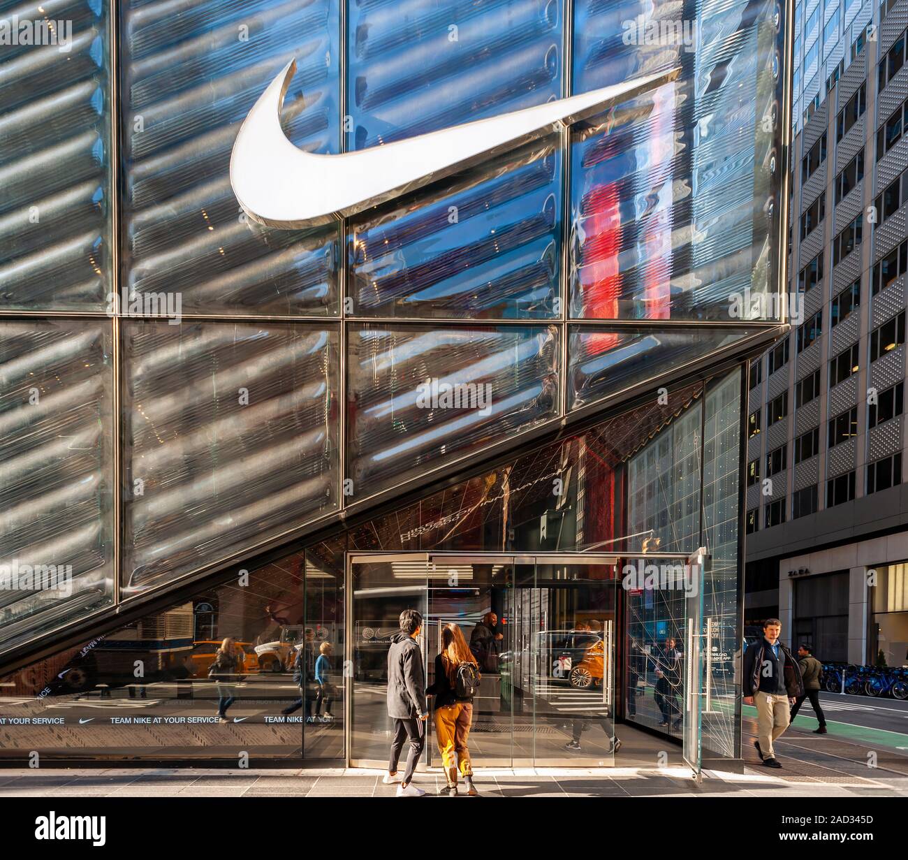 Los compradores y los visitantes de fuera de la recién inaugurada "Casa de Nike de flagship store en la Quinta Avenida de York, el martes, 26 de de 2019. (©