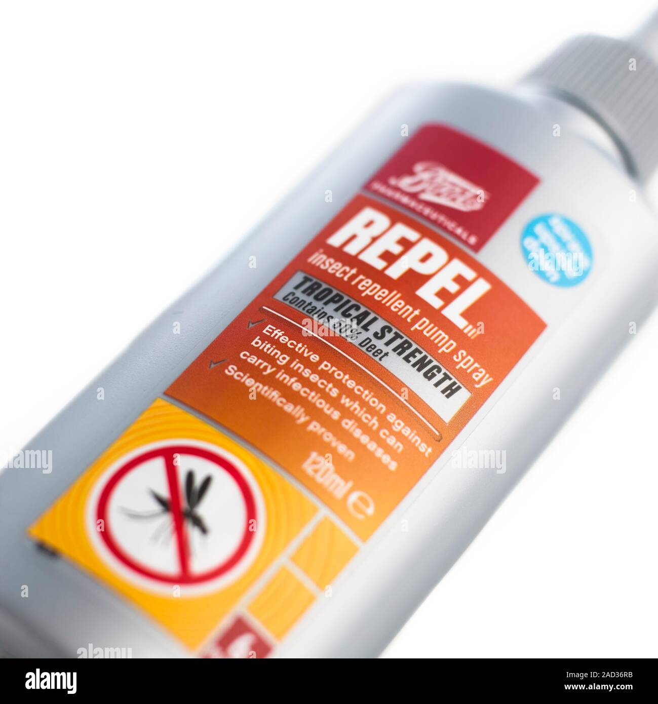 Spray repelente de insectos. Este producto contiene un 50% de DEET  (diethyltoluamide), un agente químico muy eficaz que se une a los  receptores en la antena de Fotografía de stock - Alamy