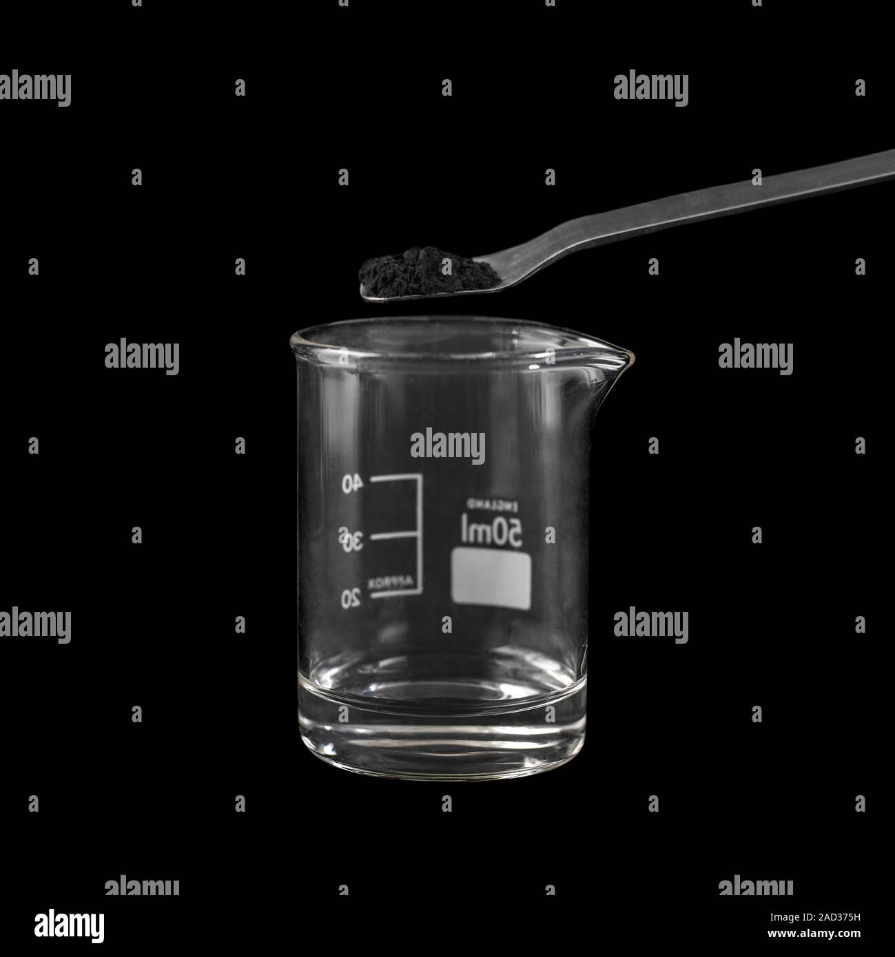 La del peróxido de hidrógeno. Una espátula de dióxido de manganeso va a añadirse