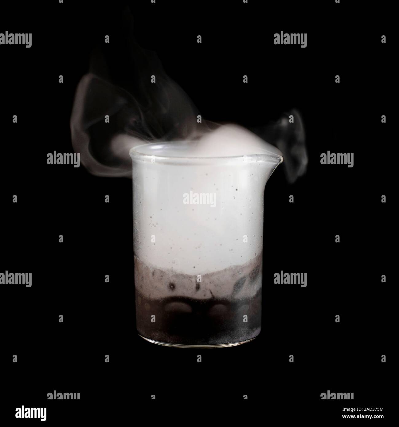 La del peróxido de hidrógeno. Una espátula de dióxido de manganeso se ha añadido