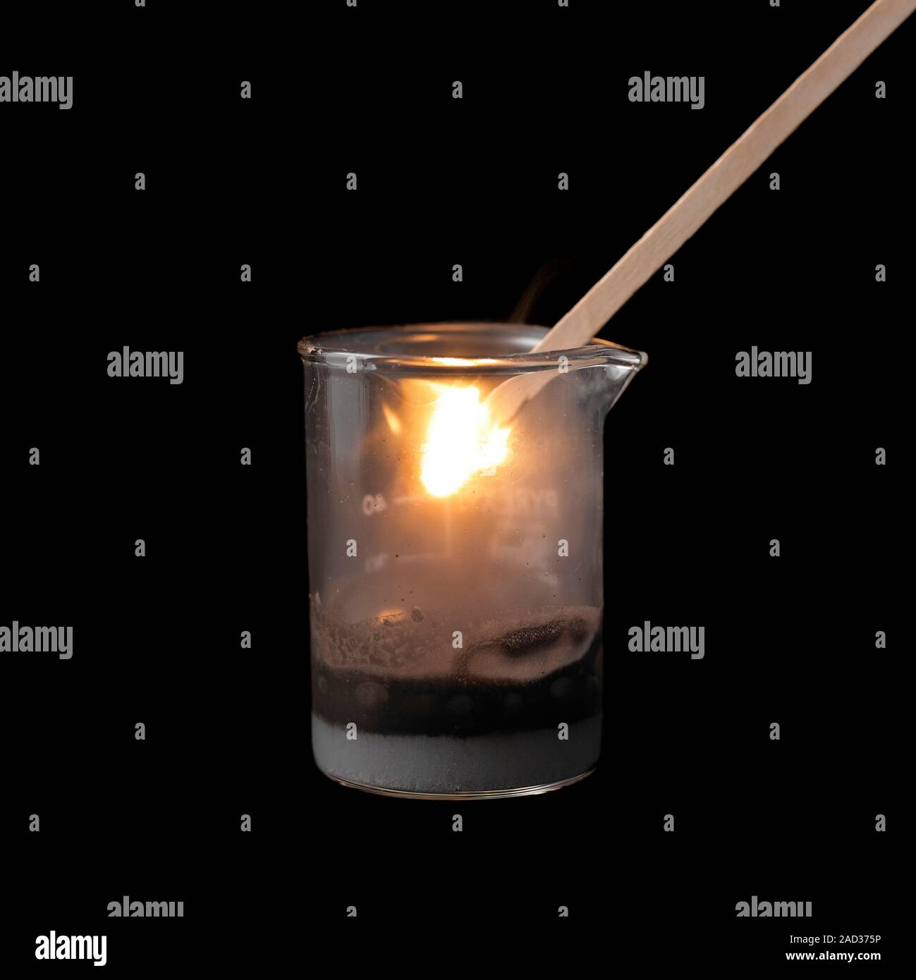 La del peróxido de hidrógeno. Una espátula de dióxido de manganeso se ha añadido