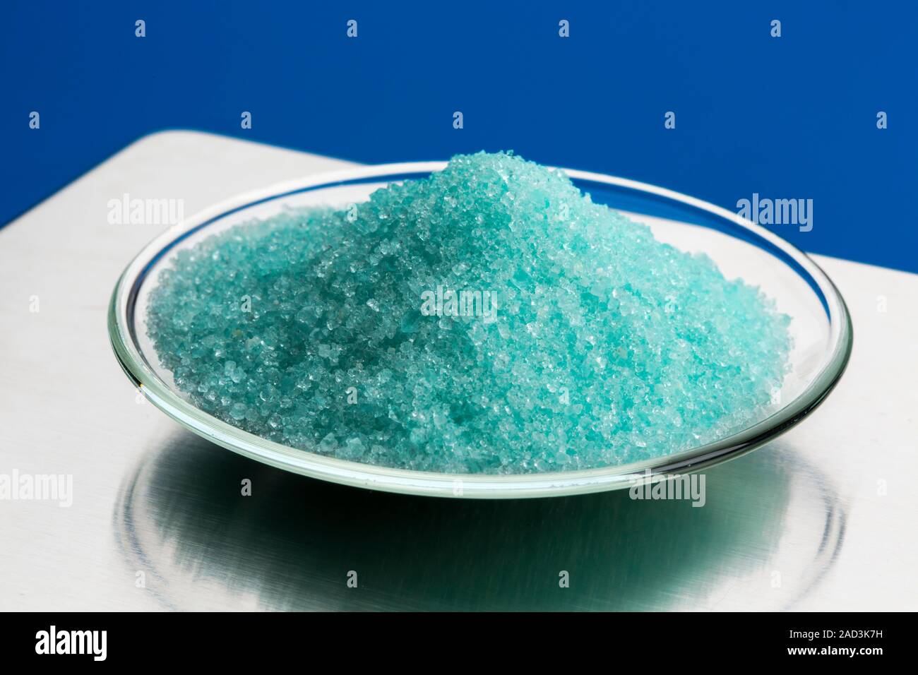 Sulfato de hierro (II). Los cristales de sulfato de hierro (II) en un  vidrio de reloj. Todas las sales de hierro (II) pueden ser utilizados como  agentes reductores. Sulfato de hierro (II)