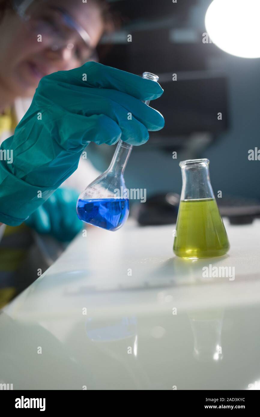 Técnico de laboratorio realiza experimentos químicos Fotografía de stock -  Alamy