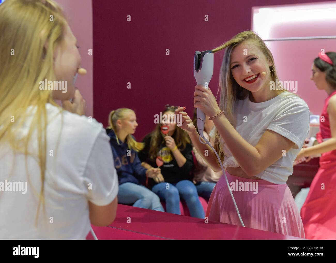 Lockenstab, Philips, Elektronik, Internationale Funkaustellung, Berlín 2019, Deutschland Foto de stock