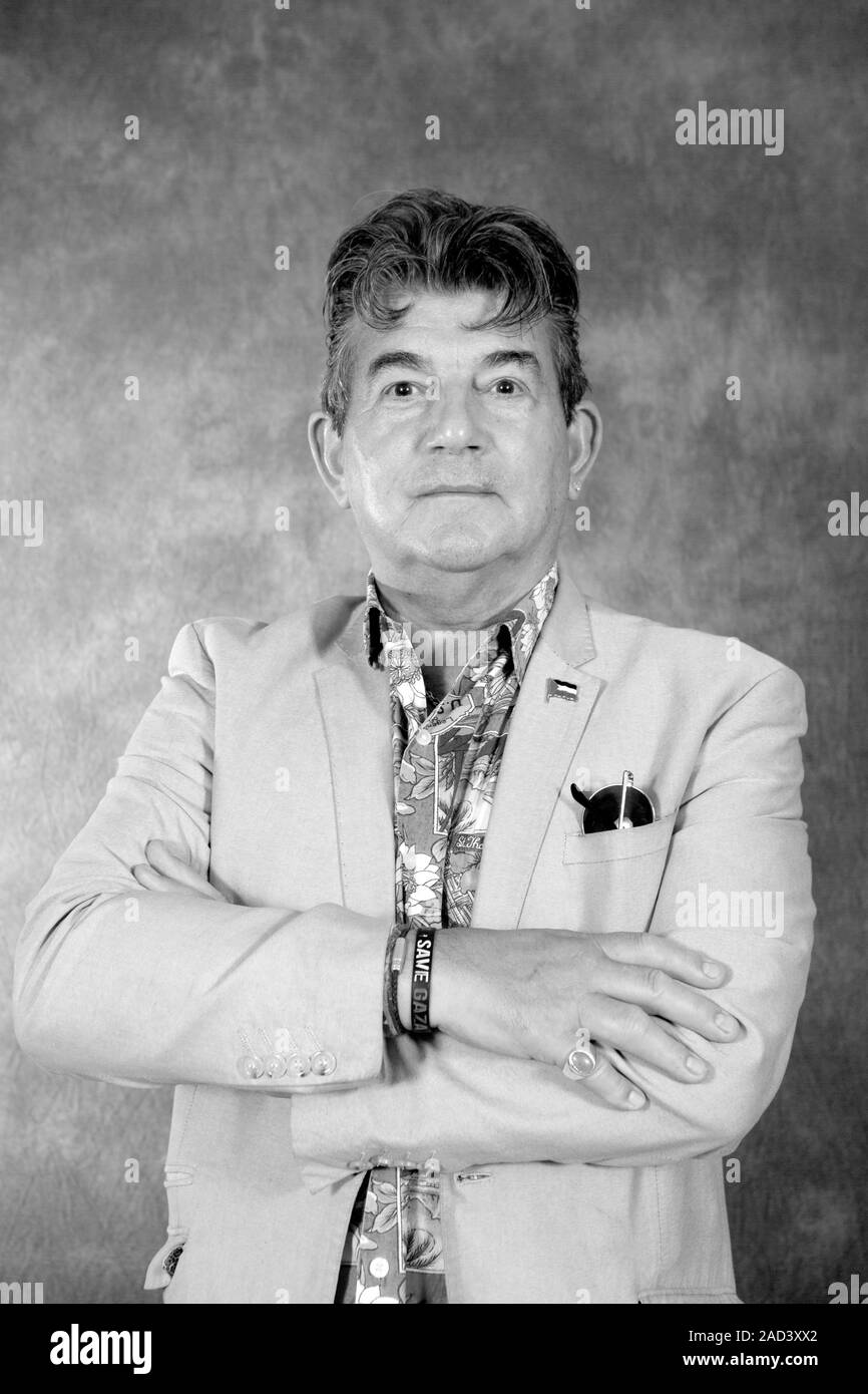 El actor John Altman posa durante una sesión de fotos en el Frensham Pond Hotel en Surrey