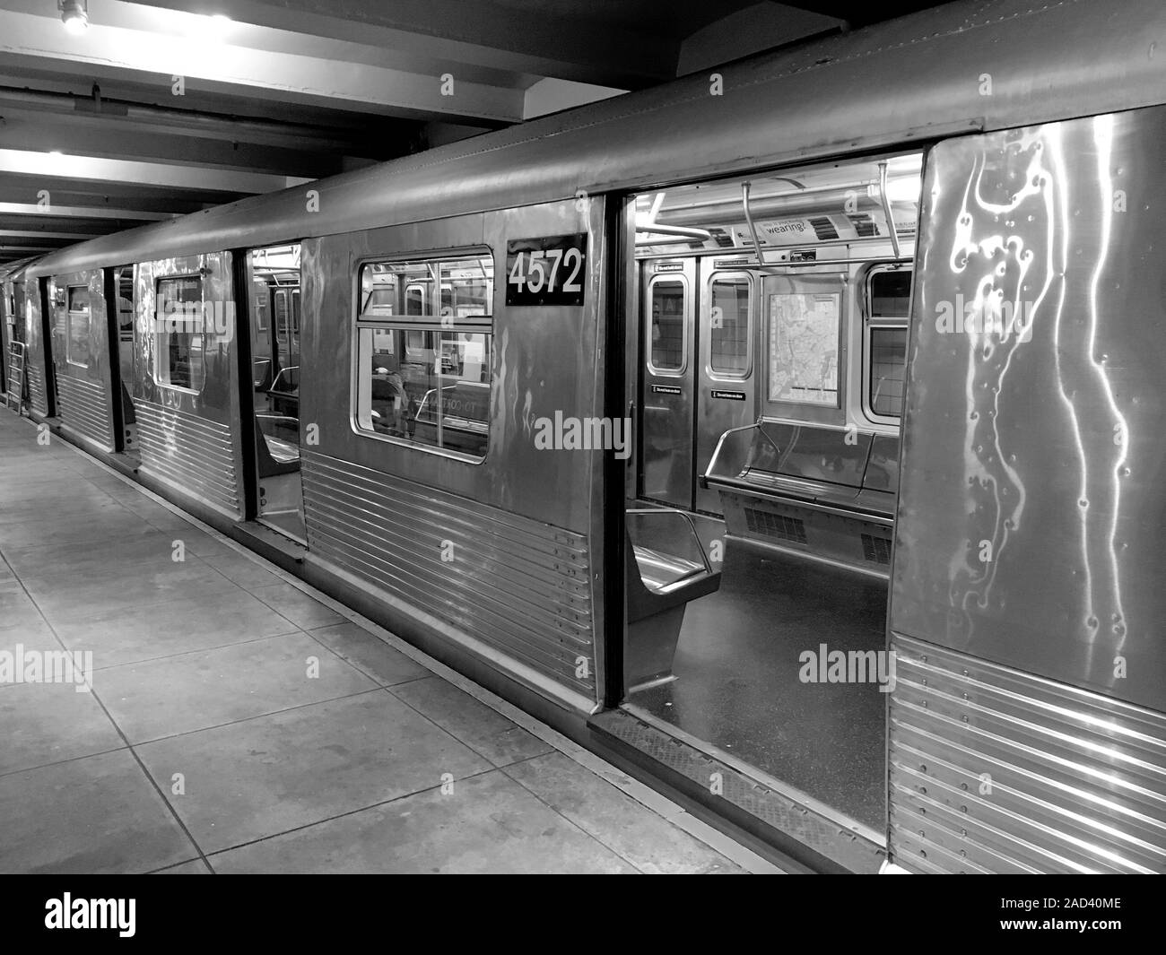 New York City metro tren R-42 en servicio 1969 - 2013. Construido por la compañía de coches de St. Louis Missouri. Nueva York tiene el mayor sistema de transporte rápido en el Wor Foto de stock