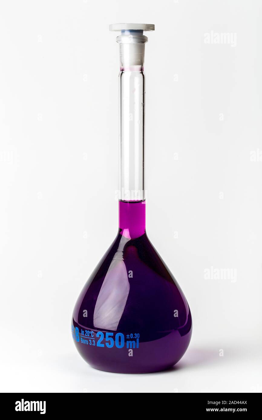 Matraz aforado de 250 ml. Un tipo de frasco de laboratorio, calibrados para  contener un volumen exacto a una temperatura determinada. Matraces  volumétricos se utilizan para Fotografía de stock - Alamy