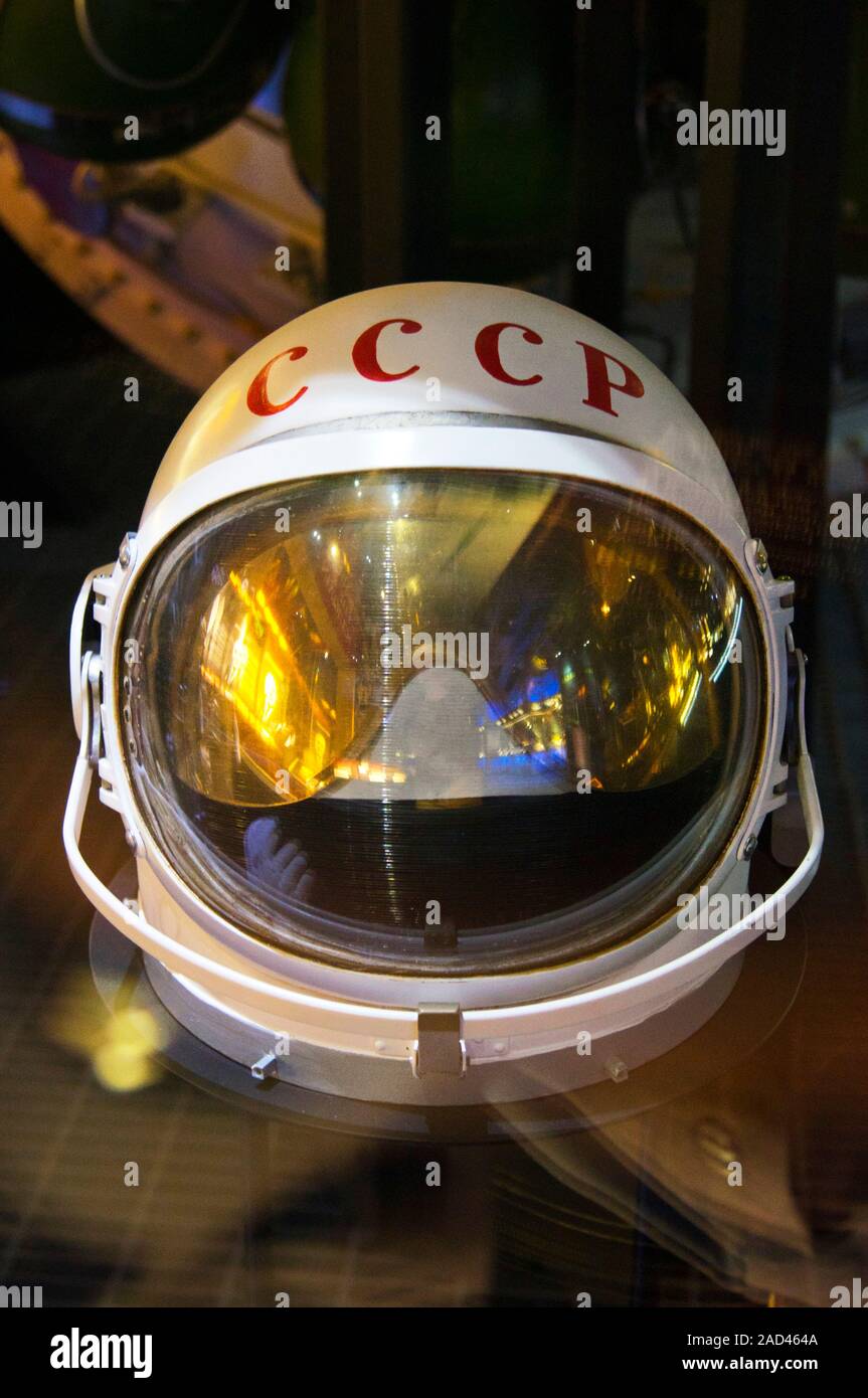 Un casco espacial soviético, marcado en rojo con el cirílico CCCP  designación para la URSS, en exhibición en el Kansas Cosmosphere En  Hutchinson, Kansas, uno de los Fotografía de stock - Alamy