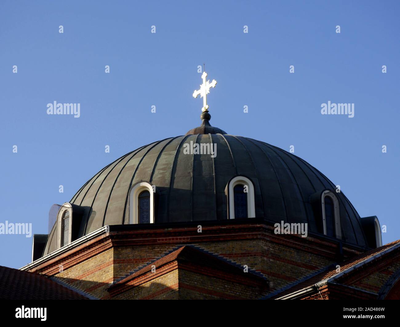 Cúpula y cruz de Santa Sofía iglesia ortodoxa griega, Bayswater, Londres,  Reino Unido Fotografía de stock - Alamy