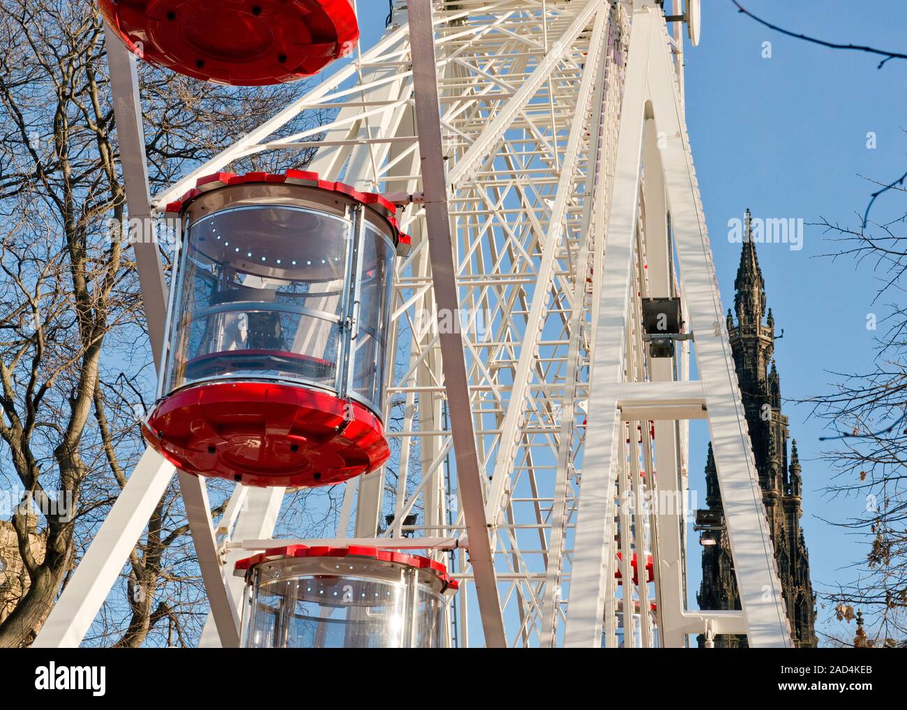 Rueda Grande. Forth 1 Rueda. Espira de Walter Scott Monument. Mercado de Navidad de Edimburgo. Escocia Foto de stock