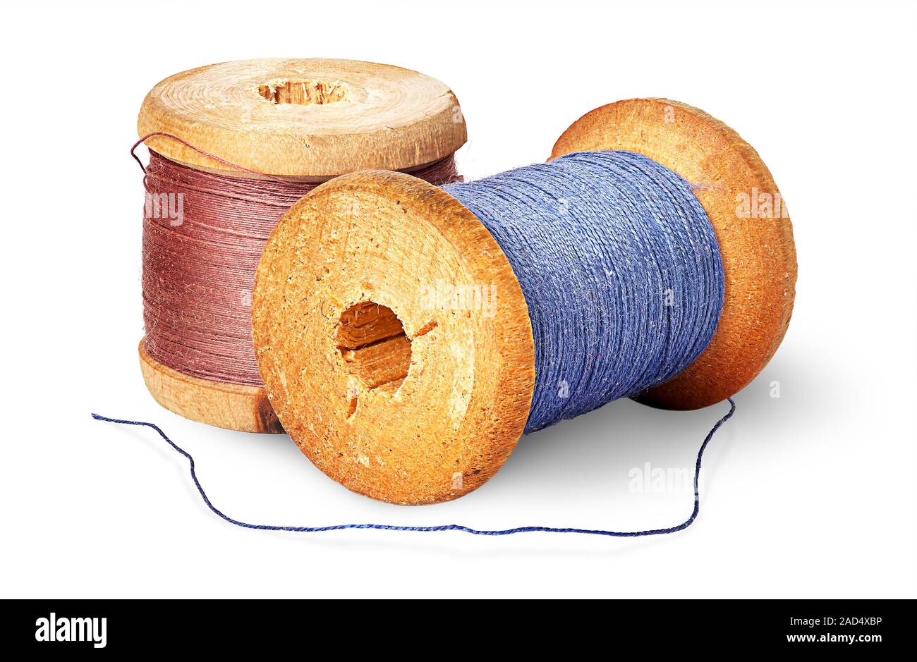 Dos hilos de colores diferentes en los carretes de madera Fotografía de - Alamy