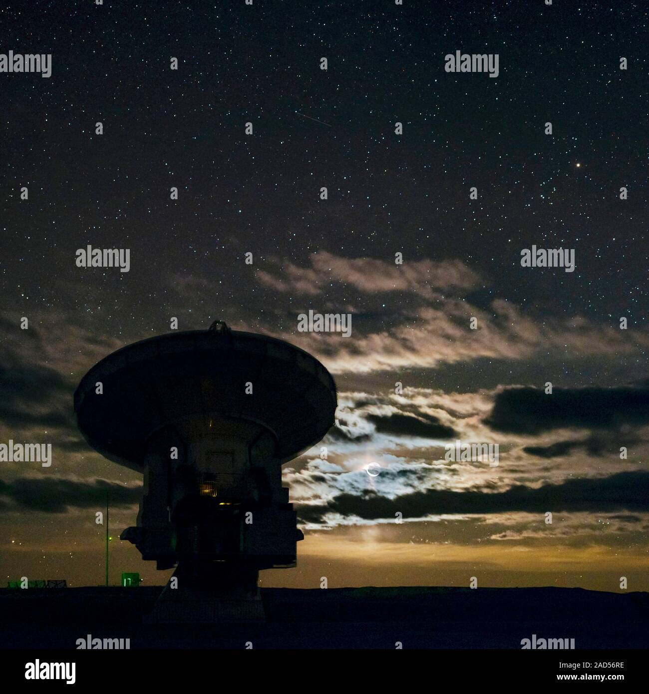Interprete espada muestra Cielo nocturno de alma telescopio. Las estrellas en el cielo nocturno de uno de los telescopios del Atacama Large Millimeter Array (alma), en el desierto de Atacama, C Fotografía de stock - Interprete espada muestra Cielo nocturno de alma telescopio. Las estrellas en el cielo nocturno de uno de los telescopios del Atacama Large Millimeter Array (alma), en el desierto de Atacama, C Fotografía de stock -