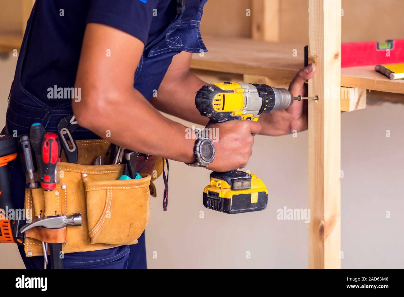 Manitas con amarillo auriculares funciona con taladro no reparar Fotografía  de stock - Alamy