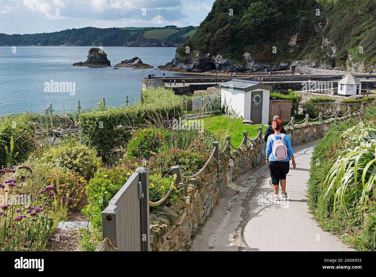 Gente paseando por la costa suroeste senda cerca de Charlestown en Cornwall, Inglaterra Foto de stock