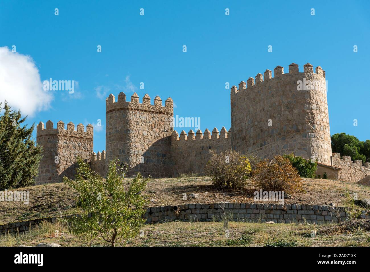 La imponente muralla medieval de la ciudad de Ávila en España Foto de stock