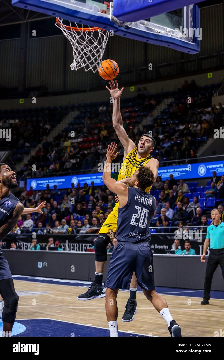 Tenerife, España. 3 Dec, 2019. giorgi shermadini (iberostar tenerife) en shot ostacolato de elias Harris (brose bamberg)durante el Iberostar Tenerife vs Bamberg, liga de campeones de baloncesto en Tenerife, España, 03 de diciembre de 2019 - LPS/Davide di Lalla Crédito: Davide di Lalla/LPS/Zuma alambre/Alamy Live News Foto de stock