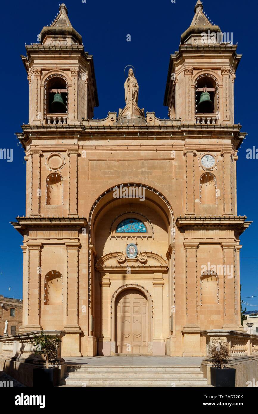 1890 La Iglesia Parroquial de Nuestra Señora de Pompeya, de Marsaxlokk. Arquidiócesis Católica Romana de Malta. Entrada frontal con dos campanarios. Foto de stock