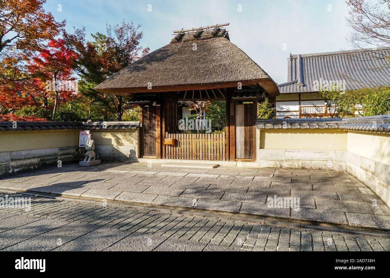 Puerta con techo de paja del Templo Shunkoin en Nene-no-michi, Higashiyama, Kyoto, Japón Foto de stock