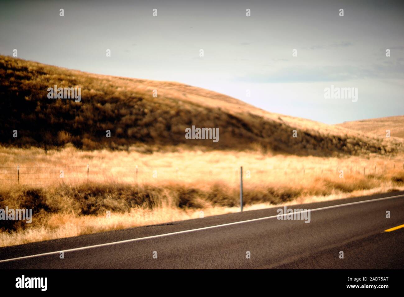 Carretera pavimentada a lo largo de la Ladera de oro Foto de stock