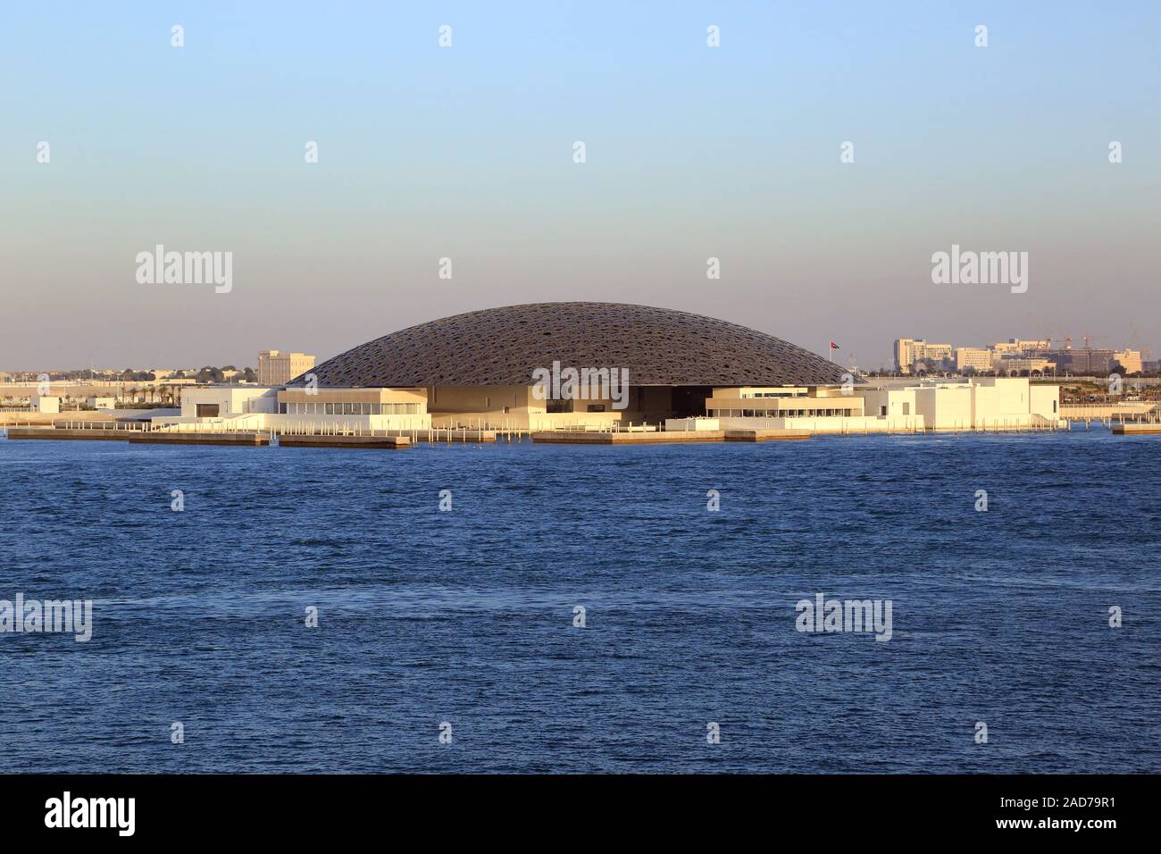 El Louvre Abu Dhabi, un museo de arte moderno con techo abovedado en el Golfo Pérsico Foto de stock