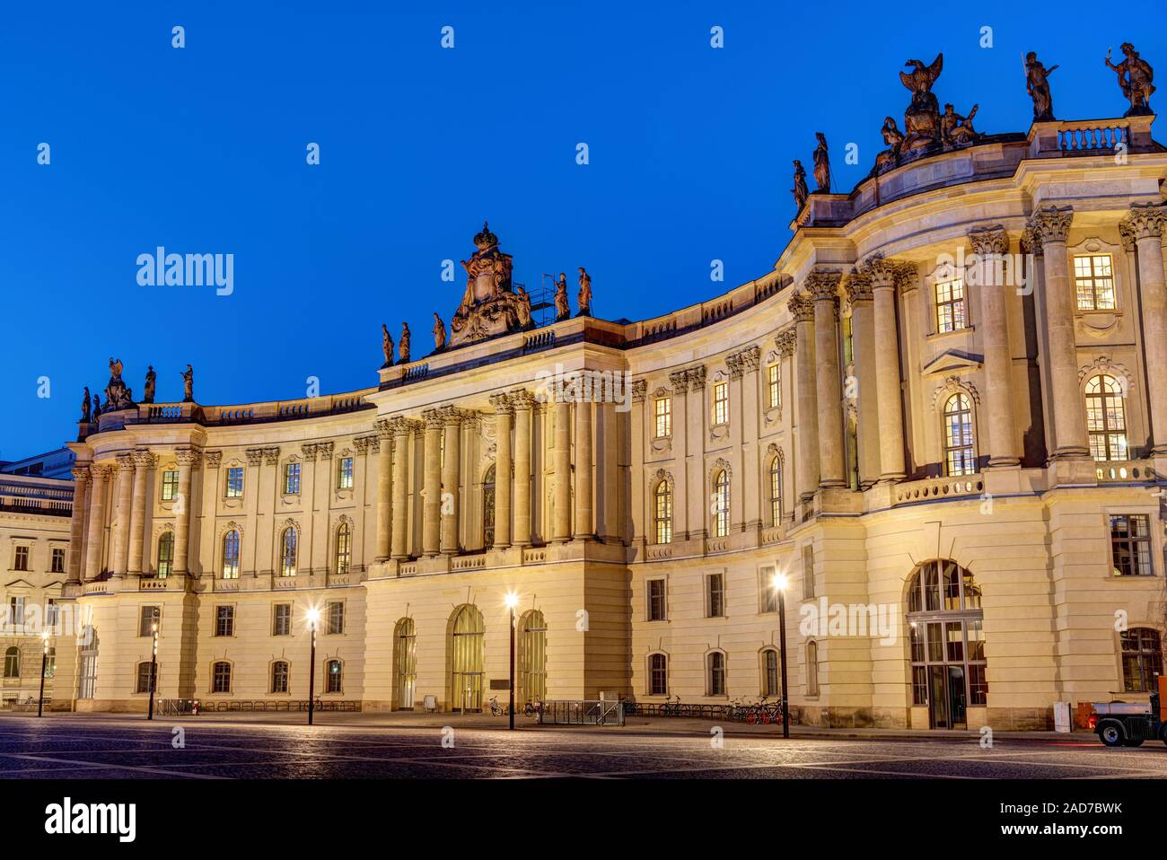 Viejo edificio histórico en el bulevar Unter den Linden en Berlín por la noche Foto de stock