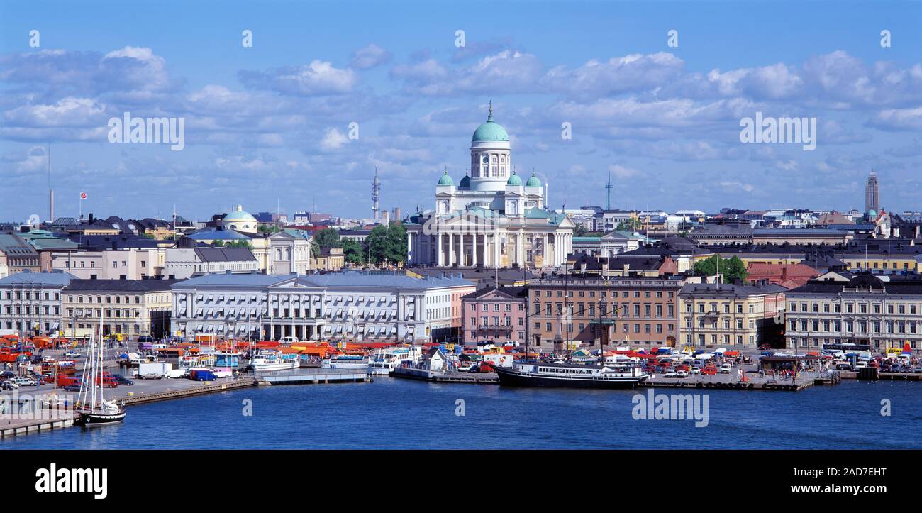 Barcos amarrados en el puerto con la Catedral de Helsinki, en el fondo, Helsinki, Finlandia Foto de stock