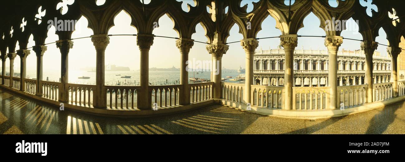 Plaza San Marcos con columnas y baluster en banco de canal de Venecia, Italia Foto de stock