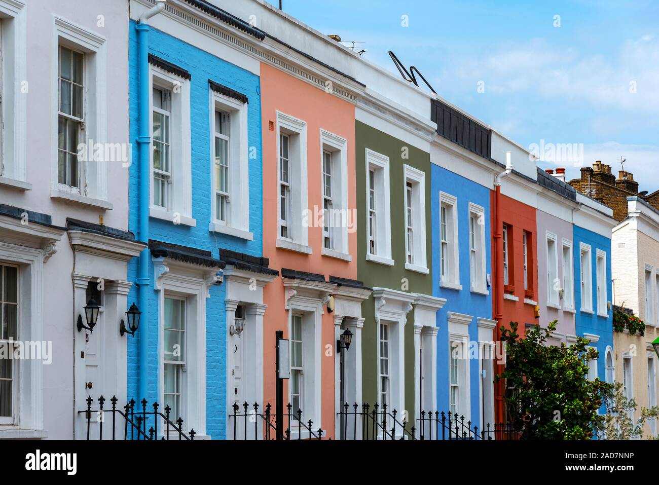 Coloridas casas de serie visto en Notting Hill, Londres Fotografía de stock  - Alamy